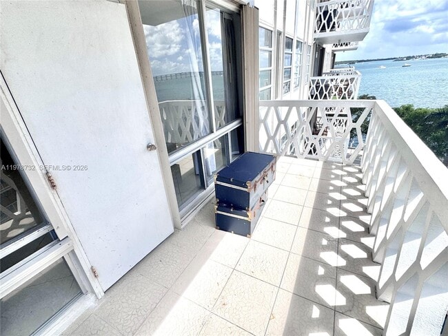 1430 Brickell Bay Dr in Miami, FL - Building Photo - Building Photo