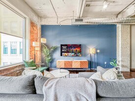 555 Evergreen St in Dallas, TX - Building Photo