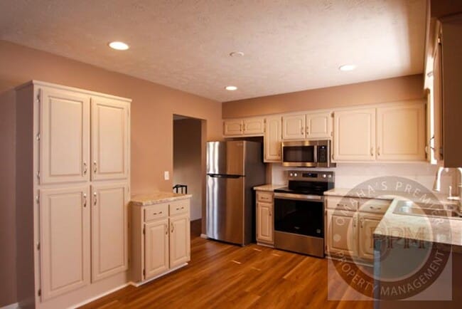 2201 Thomas Dr in Bellevue, NE - Building Photo - Building Photo