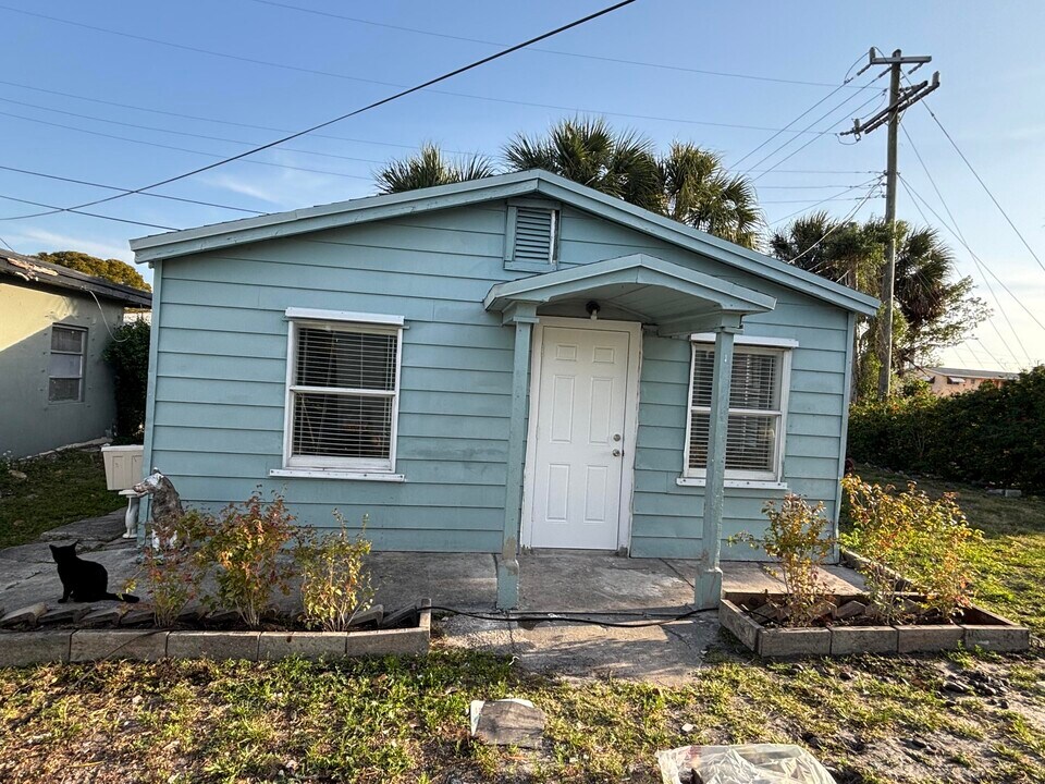 57 W 28th St in West Palm Beach, FL - Building Photo