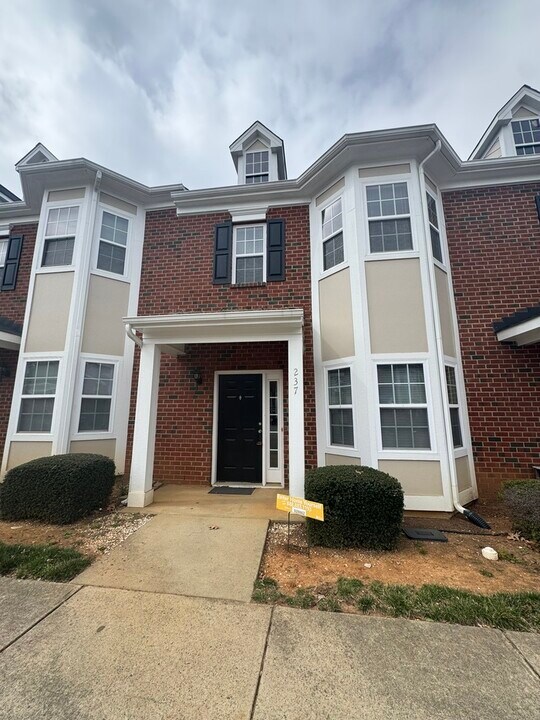237 Maynard Summit Way in Cary, NC - Building Photo