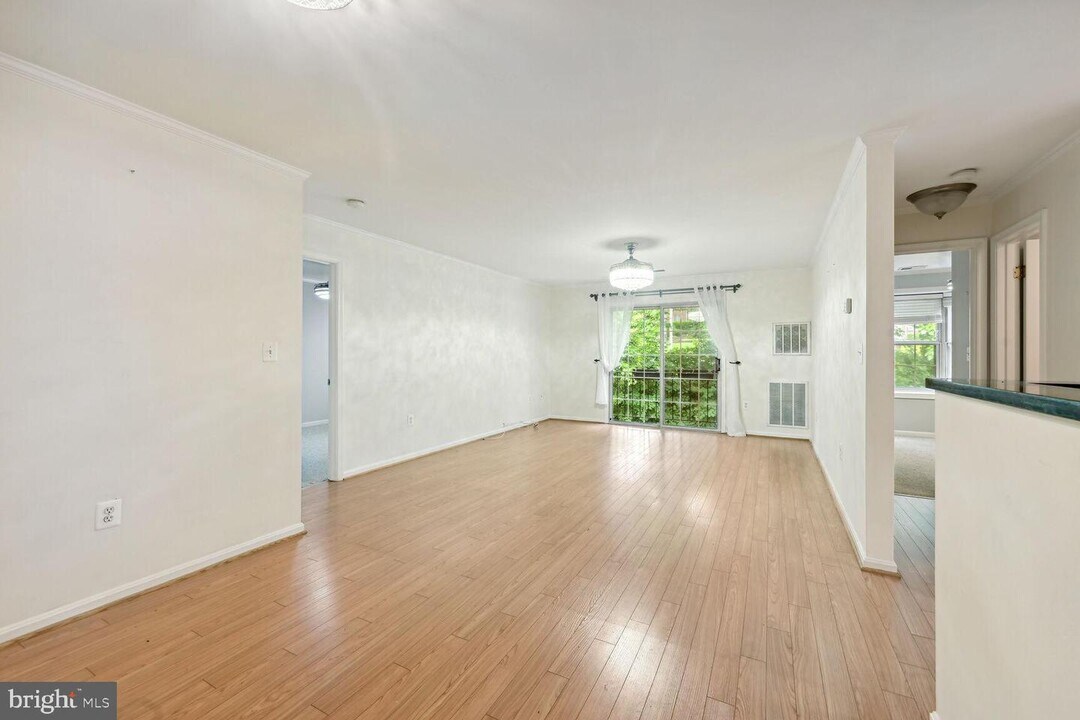 2050 N Calvert St-Unit -405 in Arlington, VA - Building Photo