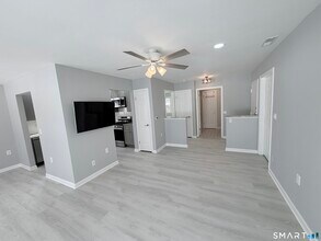 43 Southwind Ln in Milford, CT - Building Photo - Building Photo