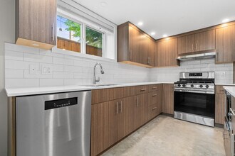 748 4th St E in North Vancouver, BC - Building Photo - Building Photo
