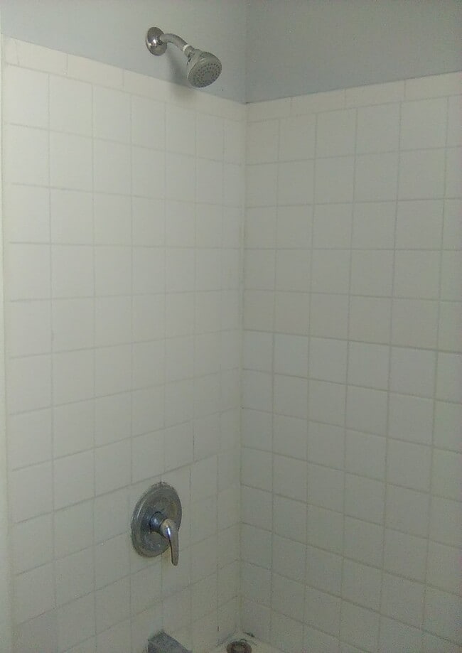 594 Roosevelt Ave, Unit second floor apt 2b in Carteret, NJ - Building Photo - Building Photo