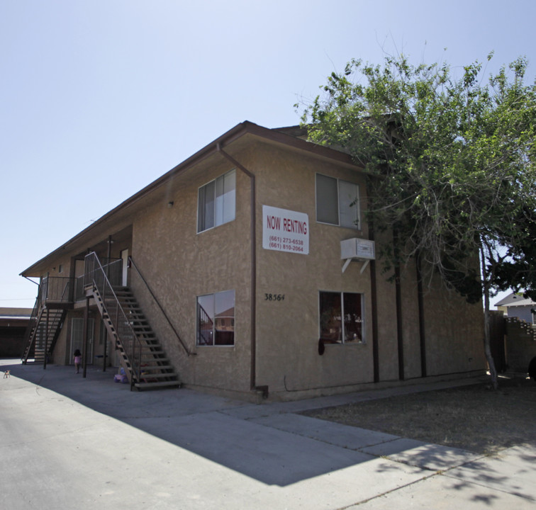 38564 10th St E in Palmdale, CA - Building Photo