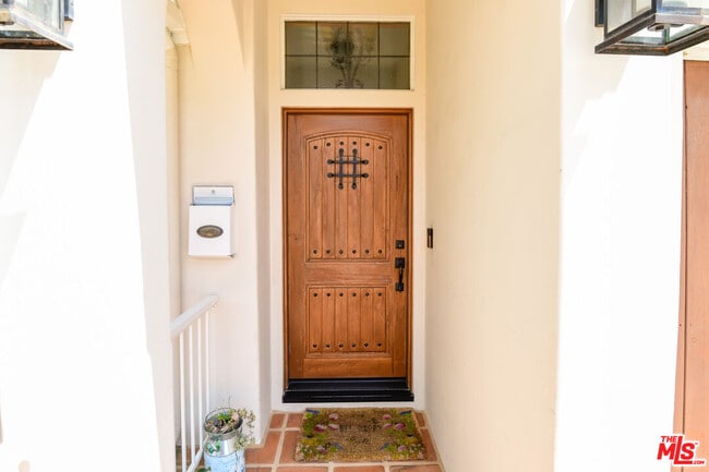 16790 Marquez Ave in Los Angeles, CA - Building Photo - Building Photo