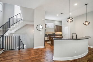 904 Roy St in Houston, TX - Foto de edificio - Building Photo