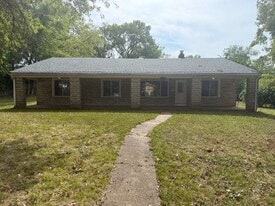 8120 Gardner Ln in Berkeley, MO - Building Photo