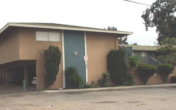 225 Chinaberry Ln in San Marcos, CA - Foto de edificio - Building Photo