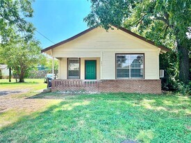 521 W Collins St in Denton, TX - Building Photo