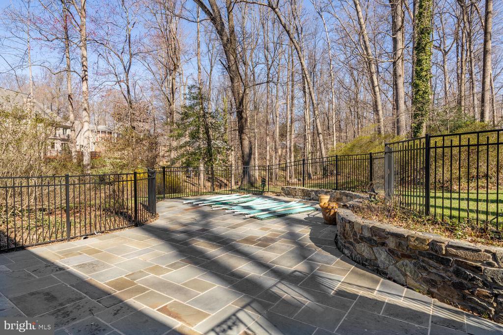 7616 Burford Dr in McLean, VA - Building Photo