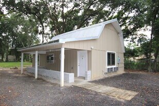 2435 E Johnson Ave in Pensacola, FL - Building Photo