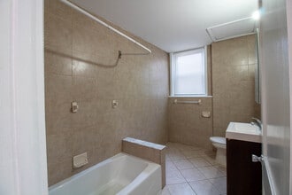 711 N 63rd St, Unit 2nd Fl in Philadelphia, PA - Foto de edificio - Building Photo
