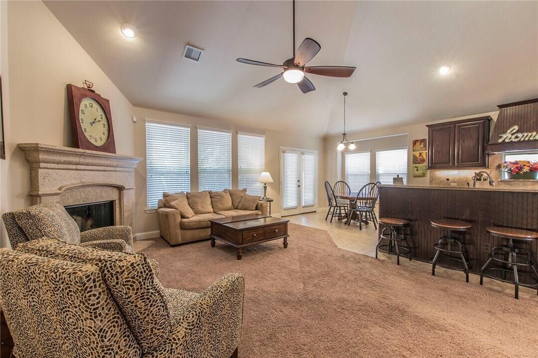 2121 Timothy Dr in McKinney, TX - Foto de edificio