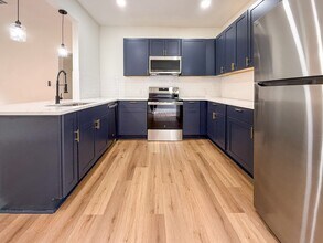 242 Vine St in San Antonio, TX - Foto de edificio - Building Photo