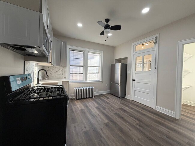 8442 S Essex Ave in Chicago, IL - Building Photo - Building Photo