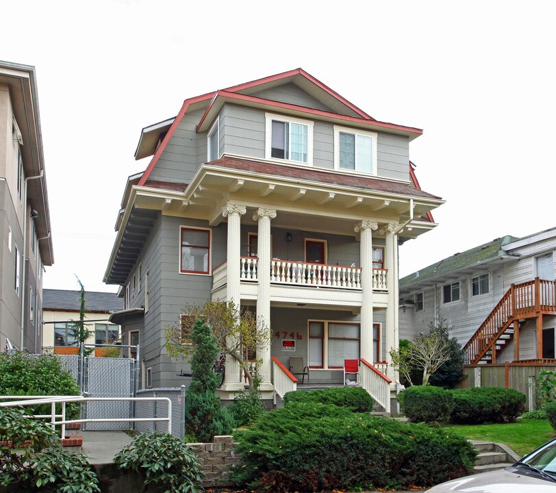 4746 16th Ave NE in Seattle, WA - Foto de edificio
