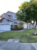 555 Lighthouse Dr in Vallejo, CA - Building Photo