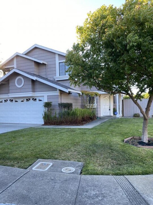 555 Lighthouse Dr in Vallejo, CA - Building Photo