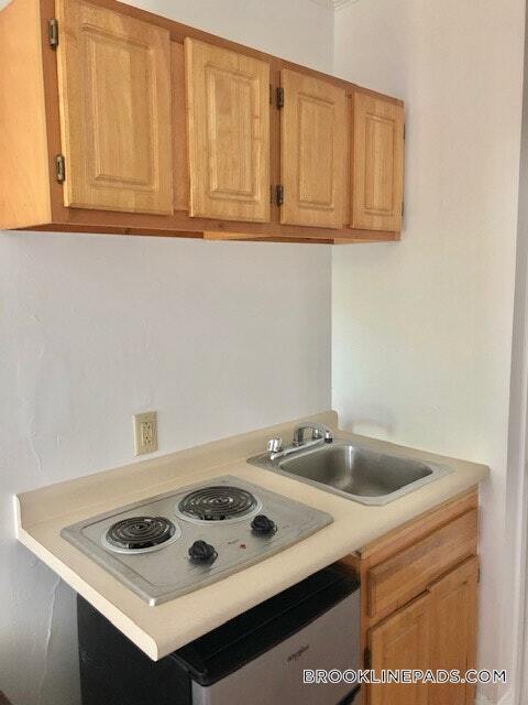 1061 Beacon St in Brookline, MA - Building Photo