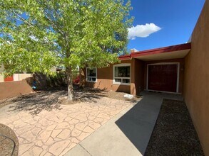 5812 Cambria Rd NW in Albuquerque, NM - Building Photo - Building Photo