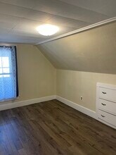 14 Dinsmore St, Unit 4 in Skowhegan, ME - Foto de edificio - Building Photo