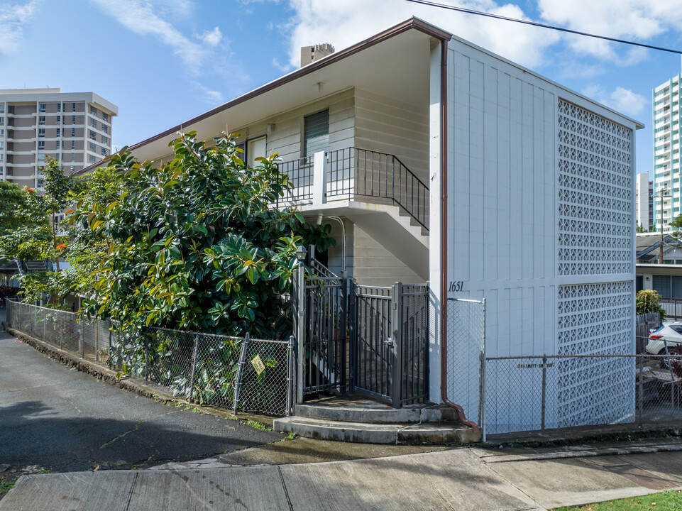 1651 Mott-Smith Dr in Honolulu, HI - Building Photo