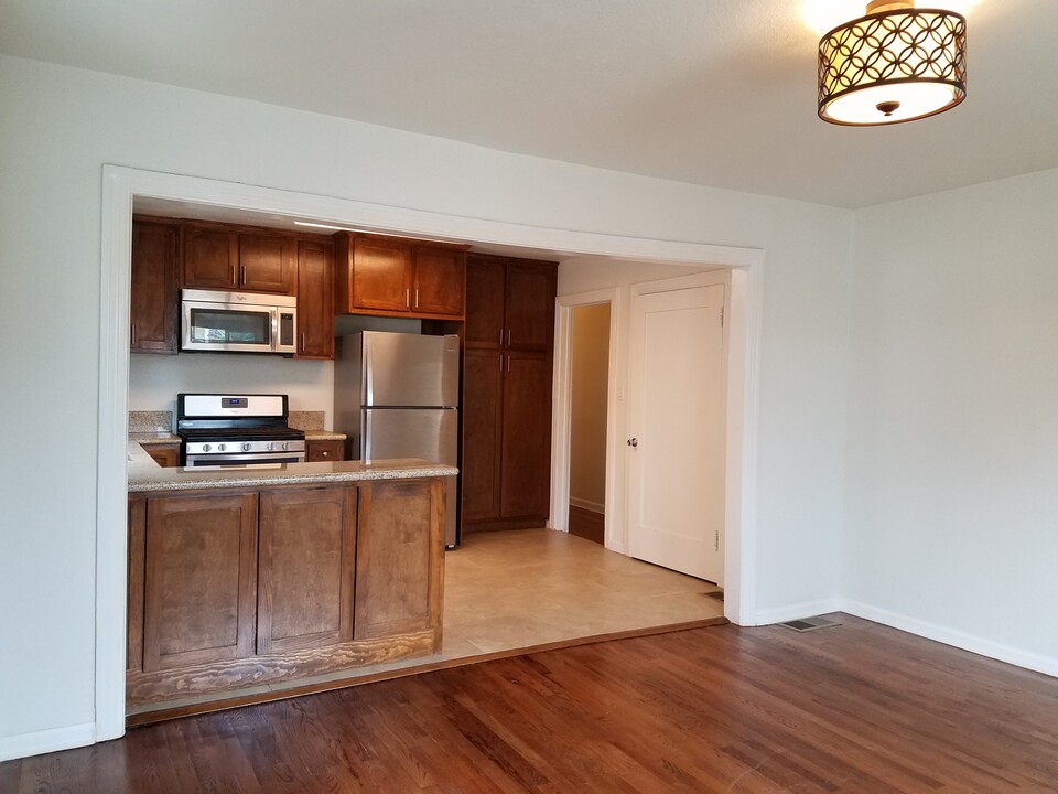 2102 S Palm Grove Ave, Unit 2102 in Los Angeles, CA - Building Photo