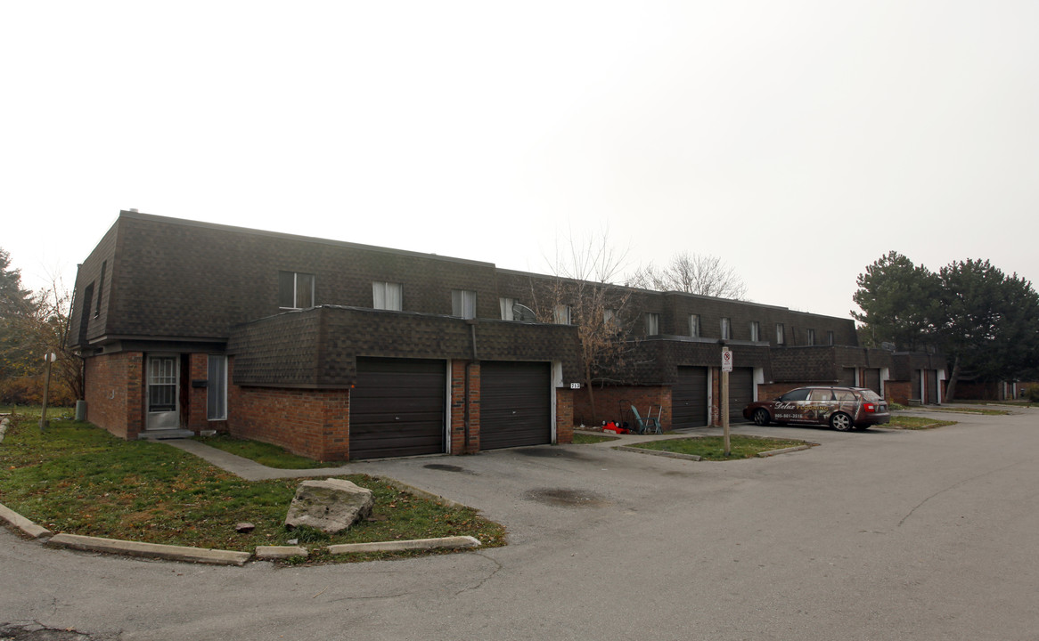 701-715 Dynes Rd in Burlington, ON - Building Photo