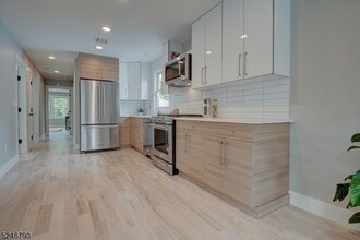 81 Mission St in Montclair, NJ - Building Photo - Building Photo