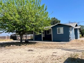 13608 S Academy Ave in Kingsburg, CA - Building Photo