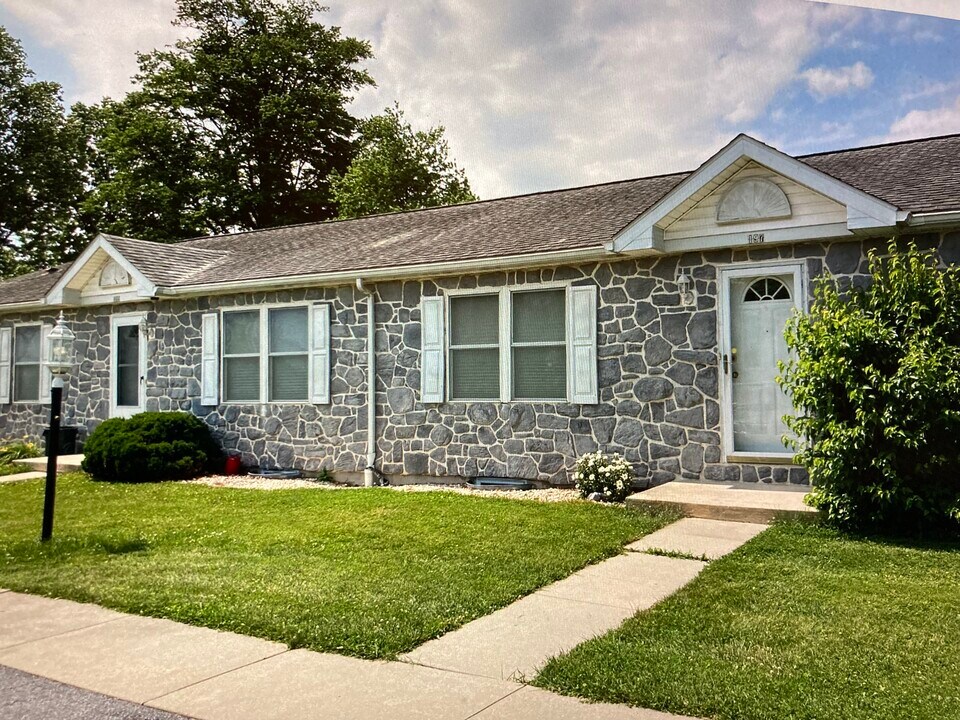 193 W Hamilton Ave, Unit Hamilton Estate in Myerstown, PA - Building Photo