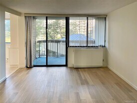 1 Bay Club Dr, Unit 3F in Queens, NY - Building Photo