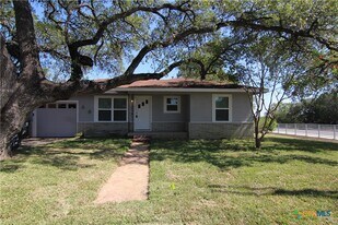 106 Woodland Ave in New Braunfels, TX - Building Photo