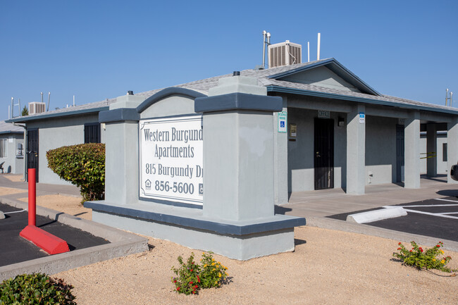 Western Burgundy in El Paso, TX - Foto de edificio - Building Photo