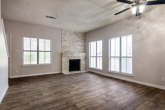 Four Park Place in Austin, TX - Foto de edificio - Building Photo