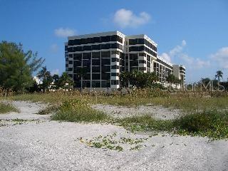 1102 Benjamin Franklin Dr in Sarasota, FL - Building Photo