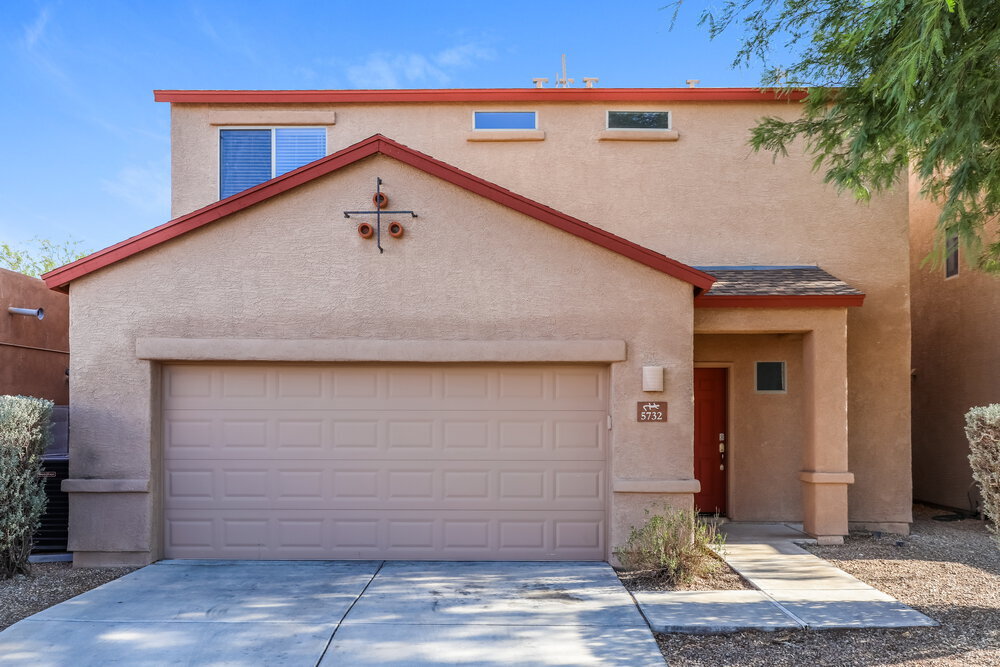 5732 E Camino De Las Iguanas in Tucson, AZ - Building Photo