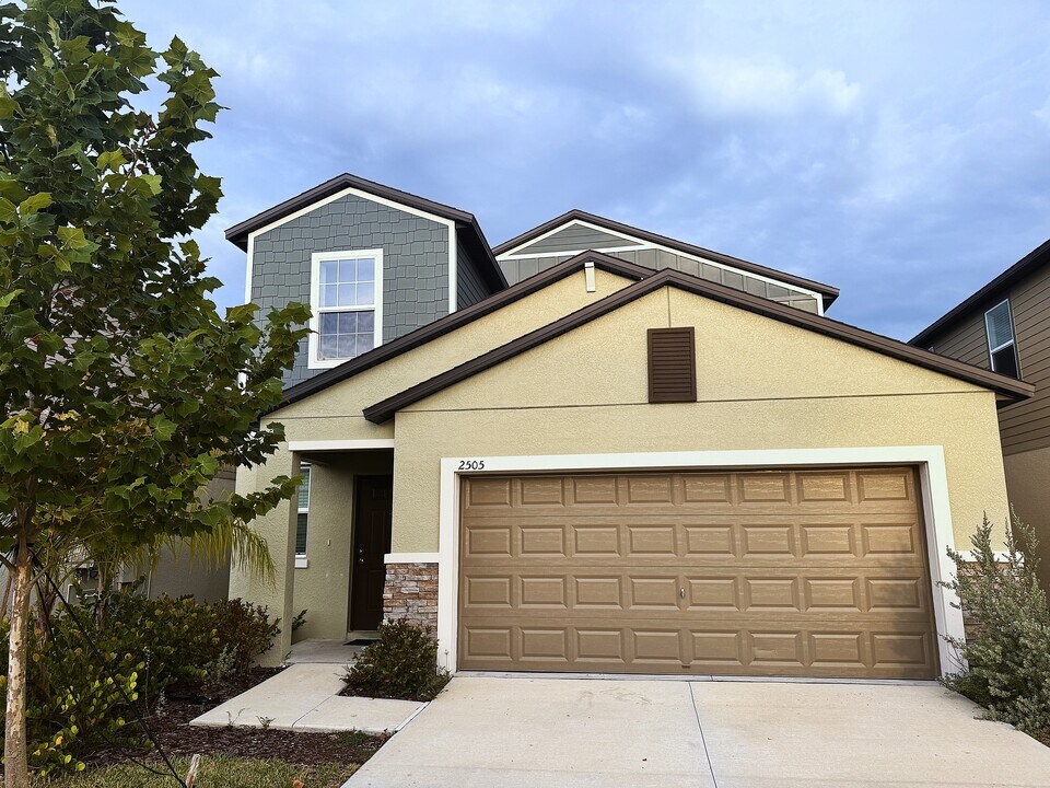 2505 Leonia Ln in Zephyrhills, FL - Building Photo