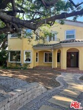 8302 S Sepulveda Blvd in Los Angeles, CA - Foto de edificio - Building Photo