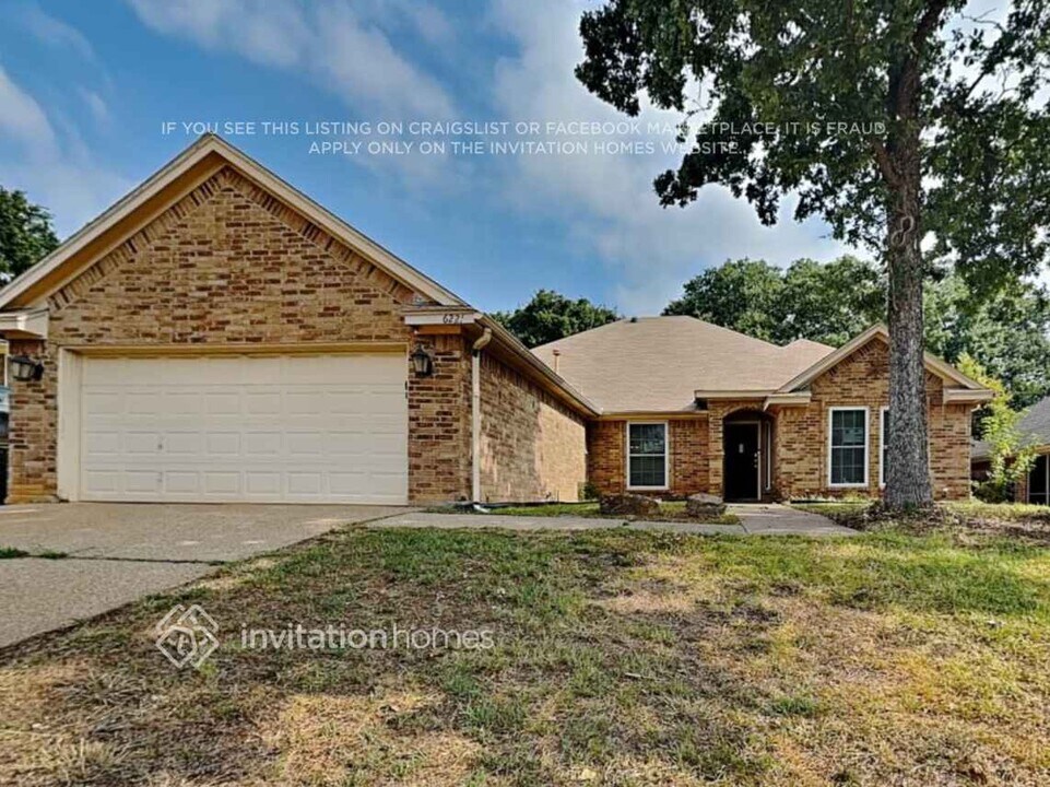 6221 August Run in Arlington, TX - Foto de edificio