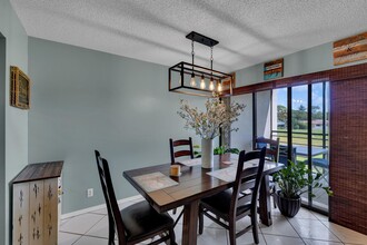 5650 Camino del Sol in Boca Raton, FL - Foto de edificio - Building Photo