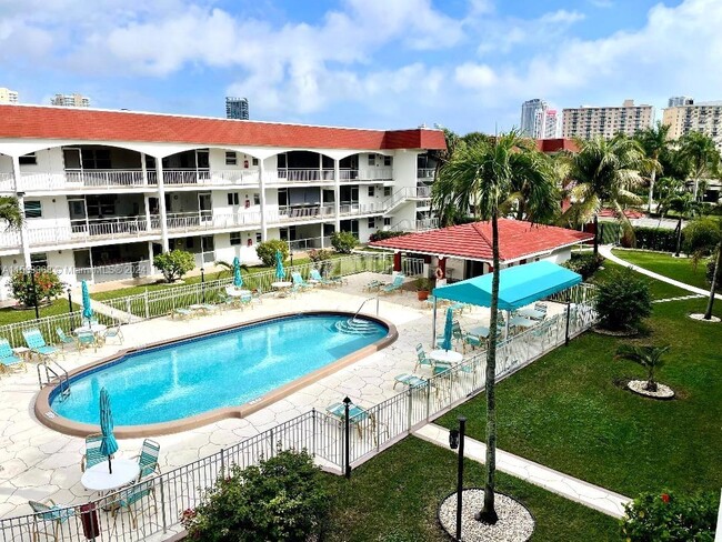 580 Egret Dr in Hallandale Beach, FL - Building Photo - Building Photo