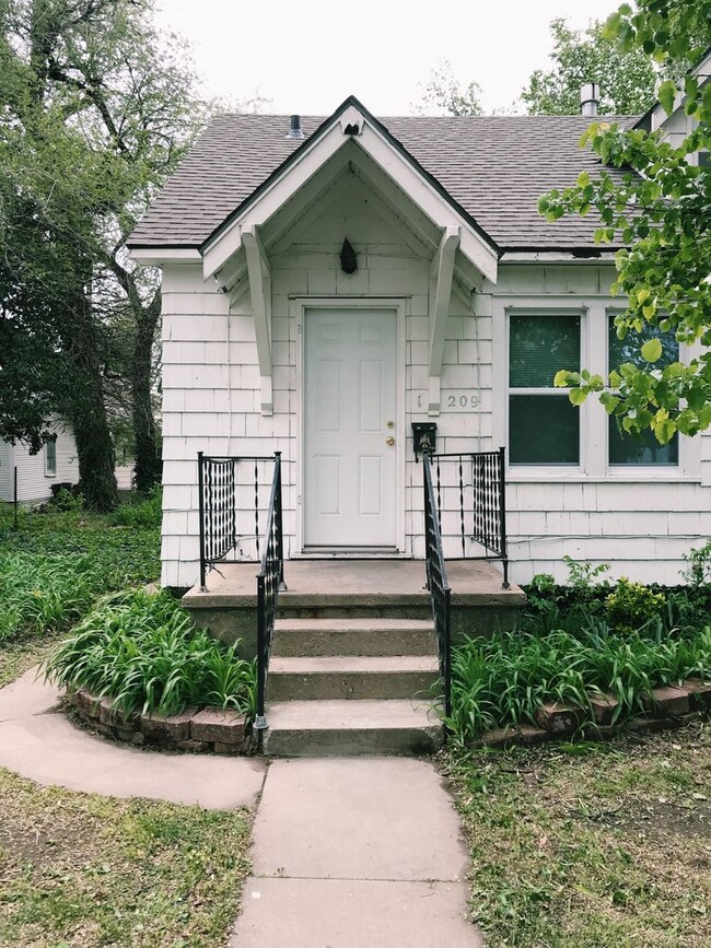 property at 209 W 8th Ave