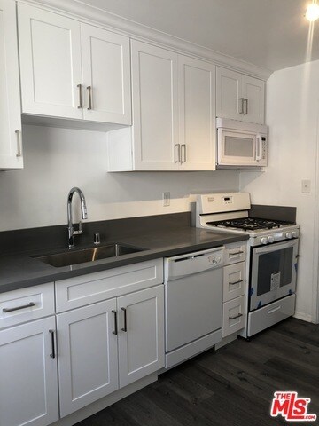 833 E 108th St-Unit -11 in Los Angeles, CA - Building Photo
