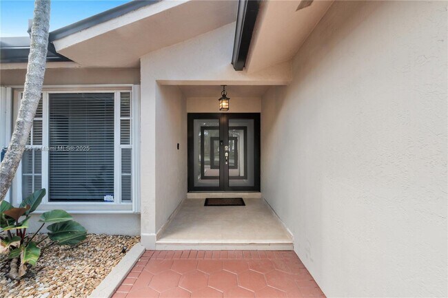 8482 NW 166th Terrace in Hialeah, FL - Foto de edificio - Building Photo