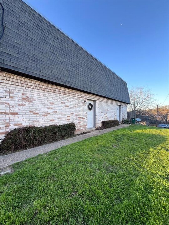 2305 Barton Village Cir in Austin, TX - Building Photo