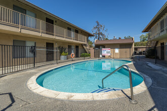 Arlington Gardens in Riverside, CA - Foto de edificio - Building Photo