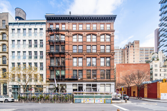 211-215 W Broadway in New York, NY - Foto de edificio - Building Photo